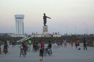 statue du roi Chao Anouvong, Vientiane.