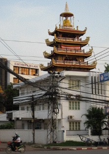 raccordements électriques devant le siège d'Electricité du Laos.