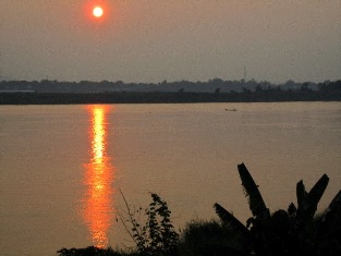 coucher de soleil sur le Mékong a Savannaket